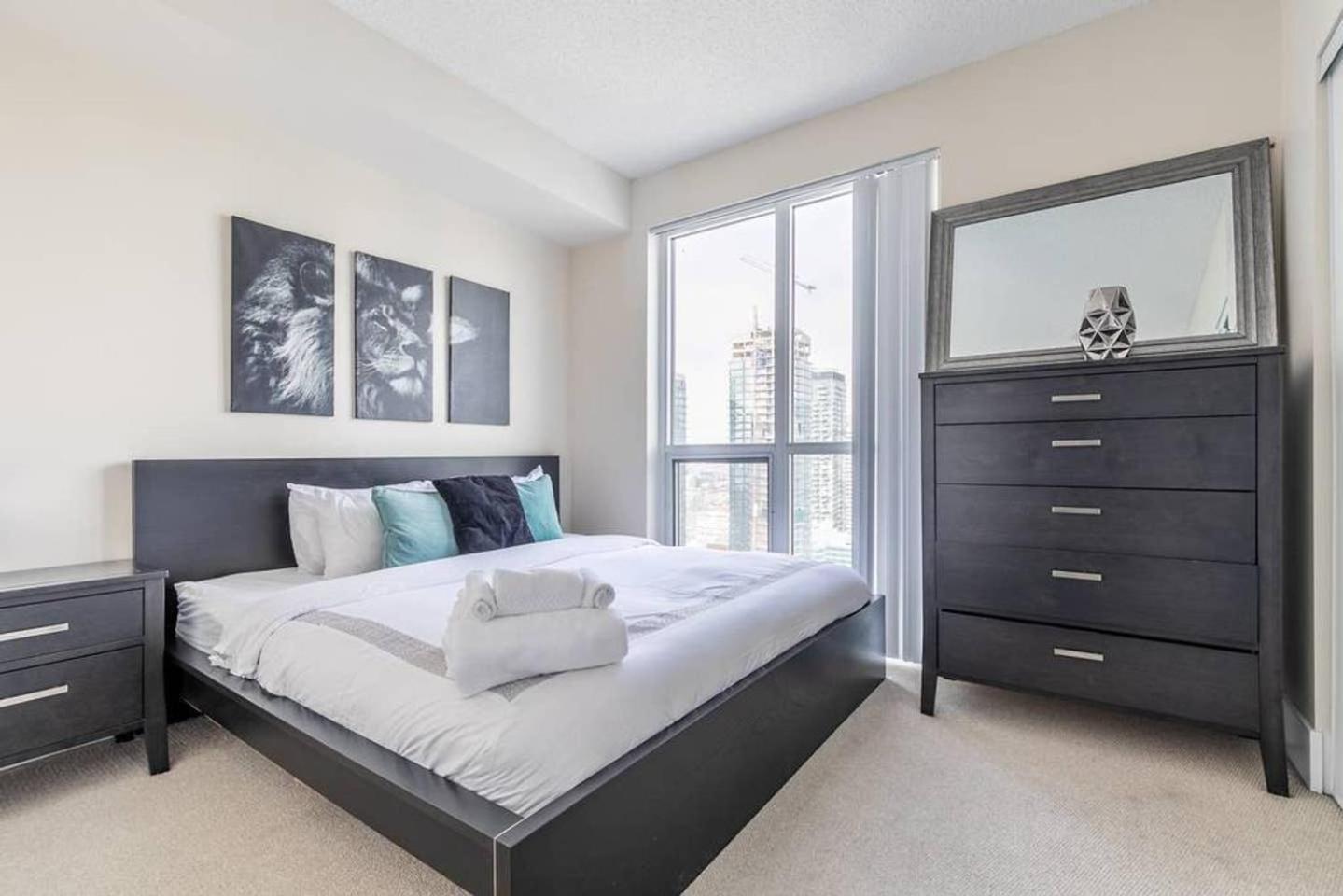 Luxury 1Br Condo - King Bed With City Views Toronto Bagian luar foto